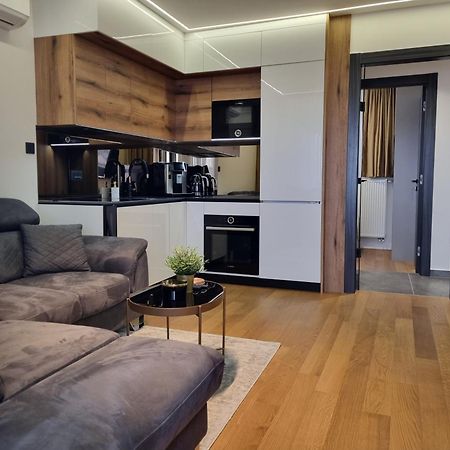 Osijek Luxury Center - Self Check In, Free Private Parking, Ulica Ivana Gundulica 82 Apartment Bagian luar foto