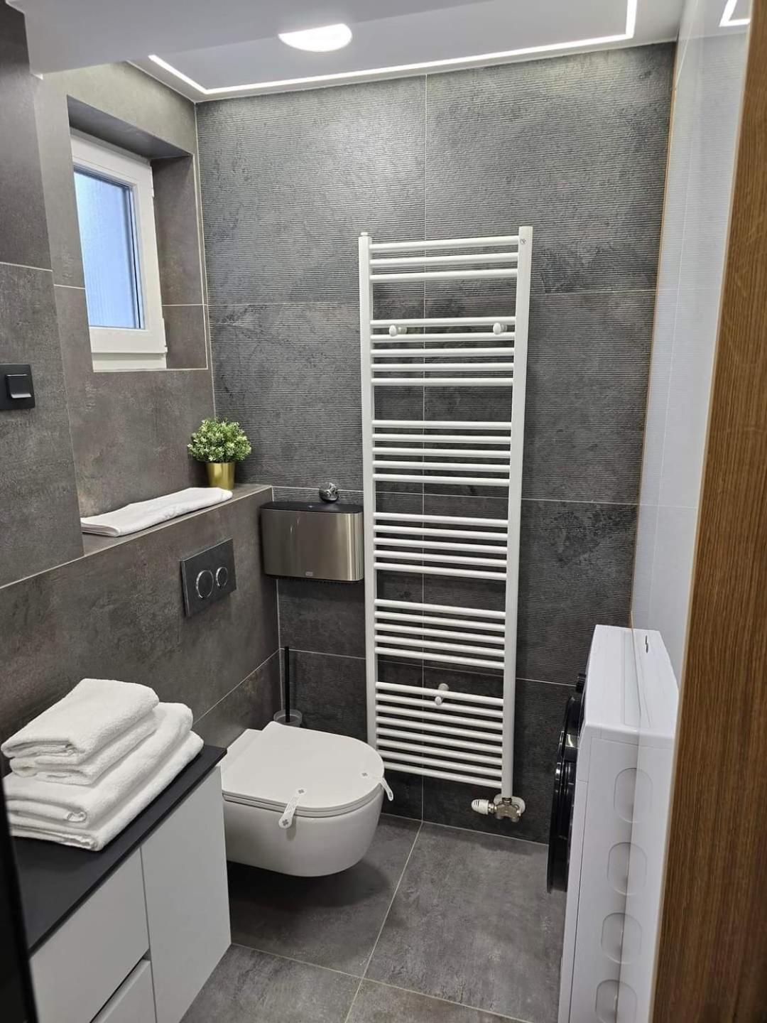 Osijek Luxury Center - Self Check In, Free Private Parking, Ulica Ivana Gundulica 82 Apartment Bagian luar foto