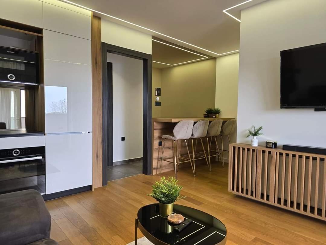Osijek Luxury Center - Self Check In, Free Private Parking, Ulica Ivana Gundulica 82 Apartment Bagian luar foto