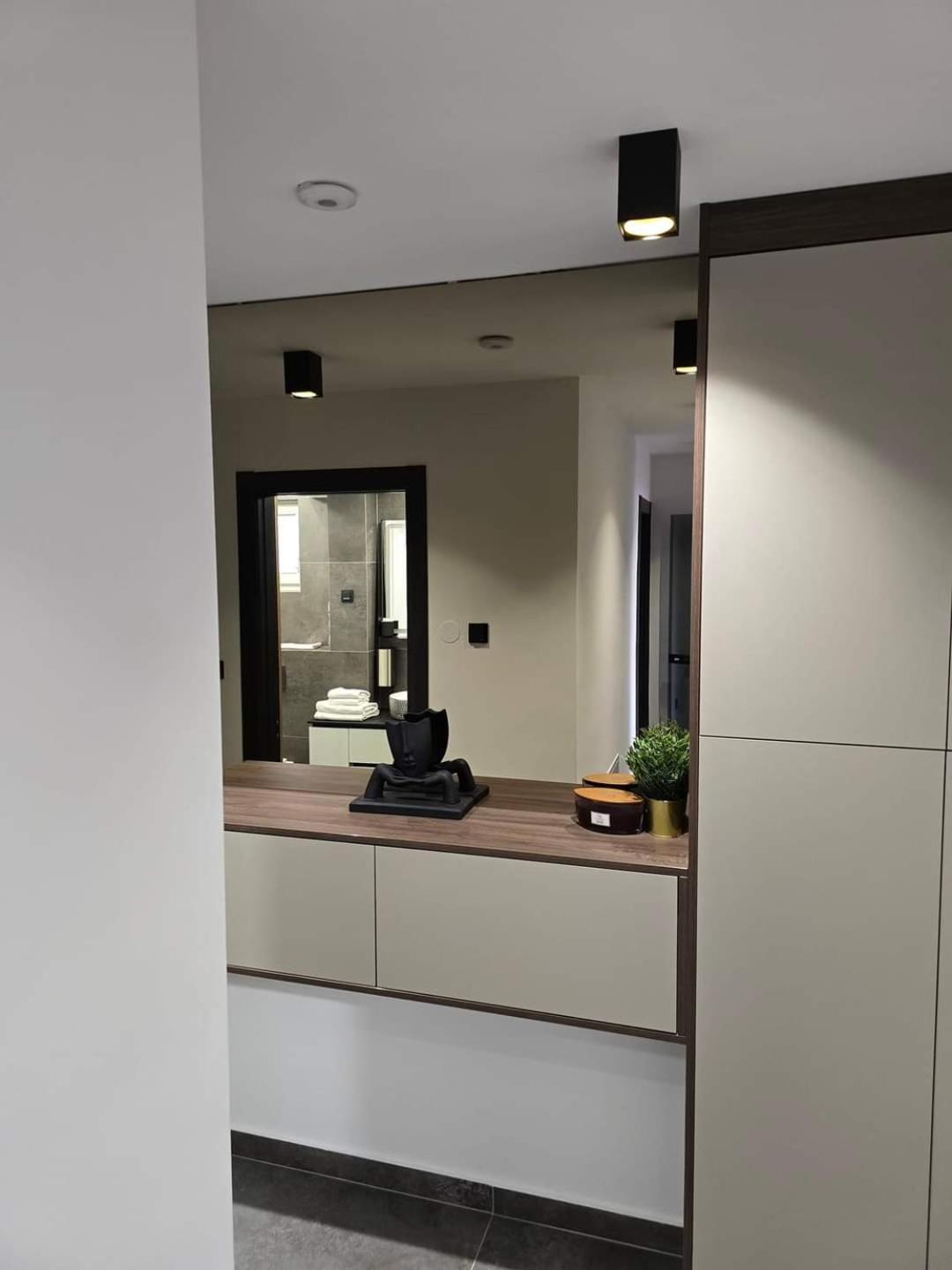 Osijek Luxury Center - Self Check In, Free Private Parking, Ulica Ivana Gundulica 82 Apartment Bagian luar foto