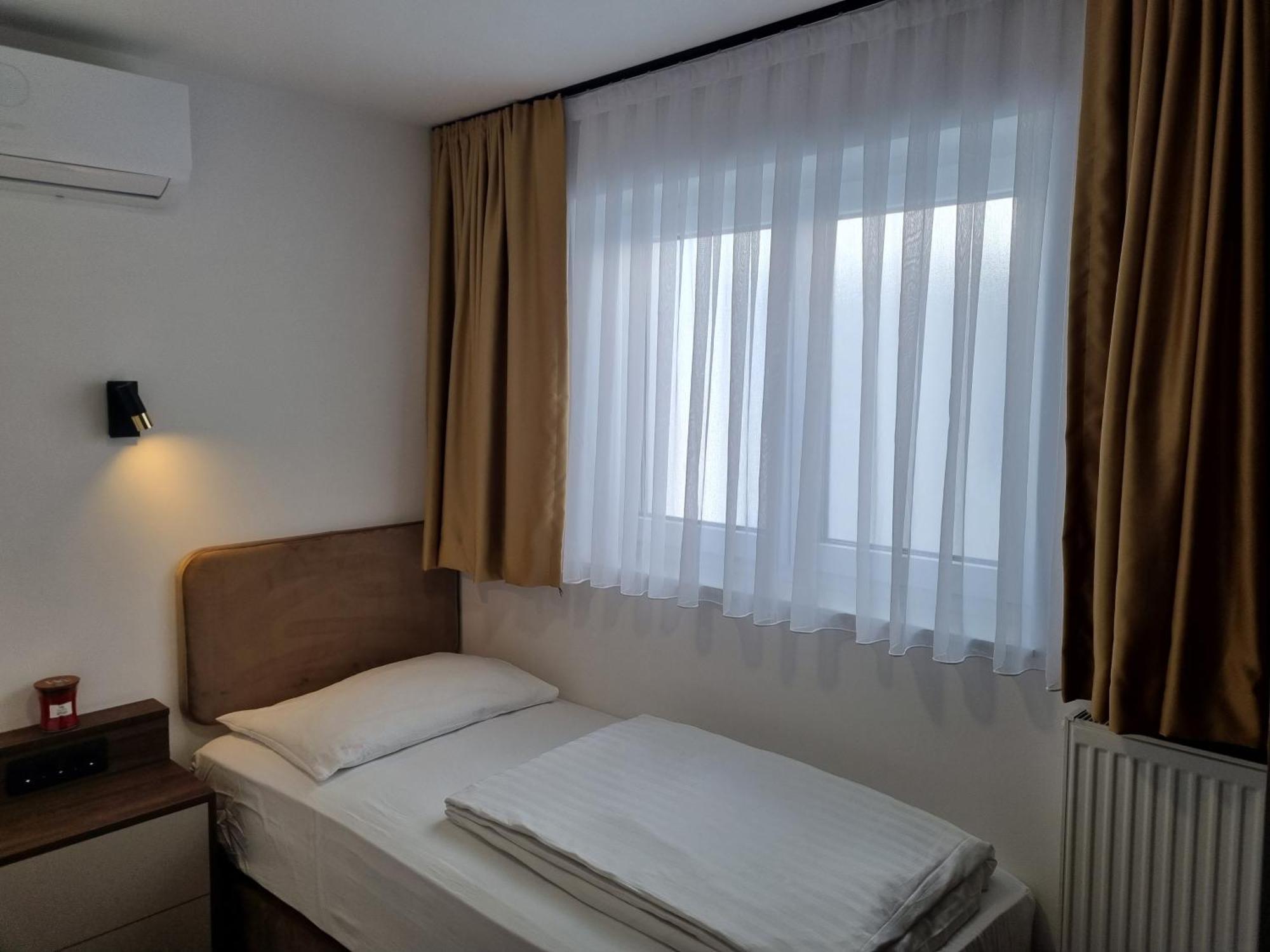 Osijek Luxury Center - Self Check In, Free Private Parking, Ulica Ivana Gundulica 82 Apartment Bagian luar foto